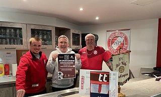 Nick Große-Wortmann, Arno Kewitz und Axel Glowatz stehen hinter der Theke im Vereinsheim von RW Kirchlengern. - Florian Finke Nick Große-Wortmann, Arno Kewitz und Axel Glowatz stehen hinter der Theke im Vereinsheim von RW Kirchlengern. - Florian Finke