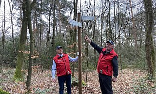 Die Wanderwarte Richard Schmidt (l.) und Heinrich Schulmeister zeigen die von ihnen angebrachte Beschilderung. - Sennegemeinde Hövelhof Die Wanderwarte Richard Schmidt (l.) und Heinrich Schulmeister zeigen die von ihnen angebrachte Beschilderung. - Sennegemeinde Hövelhof