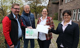 Übergabe: Falk Wennemann (v. l.), Thomas Schöning und Ulrike Drees vom LGS-Förderverein und Claudia Koch von der LGS-Durchführungsgesellschaft. - Simone Flörke Übergabe: Falk Wennemann (v. l.), Thomas Schöning und Ulrike Drees vom LGS-Förderverein und Claudia Koch von der LGS-Durchführungsgesellschaft. - Simone Flörke