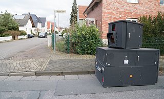Der mobile Blitzer Guntram steht zur Zeit auf der Sommerstraße in Brackwede - an der Seite hängt das Knöllchen. - Christian Mathiesen Der mobile Blitzer Guntram steht zur Zeit auf der Sommerstraße in Brackwede - an der Seite hängt das Knöllchen. - Christian Mathiesen