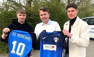 Namhafte Verstärkung: Herfords Trainer und sportlicher Leiter Tim Daseking mit Markus Esko (l.) und Ilias Illig (r.). - privat Namhafte Verstärkung: Herfords Trainer und sportlicher Leiter Tim Daseking mit Markus Esko (l.) und Ilias Illig (r.). - privat