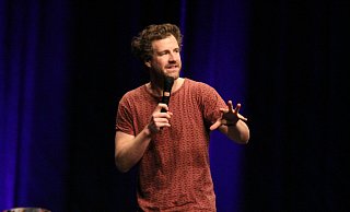 Der Kölner Comedian Luke Mockridge auf der Bühne der Beverunger Stadthalle. - Burkhard Battran Der Kölner Comedian Luke Mockridge auf der Bühne der Beverunger Stadthalle. - Burkhard Battran