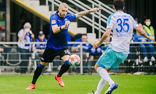 SCP-Stürmer Felix Platte, hier im Hinspiel gegen Schalke, kann wohl am Freitag in der Veltins-Arena erneut nicht von Beginn an spielen. - Besim Mazhiqi SCP-Stürmer Felix Platte, hier im Hinspiel gegen Schalke, kann wohl am Freitag in der Veltins-Arena erneut nicht von Beginn an spielen. - Besim Mazhiqi