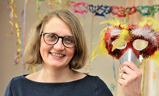 Manuela Brock-Schniedermann hat ein bisschen bunte Karnevals-Dekoration gleich noch von Silvester hängen lassen. - Karin Prignitz Manuela Brock-Schniedermann hat ein bisschen bunte Karnevals-Dekoration gleich noch von Silvester hängen lassen. - Karin Prignitz