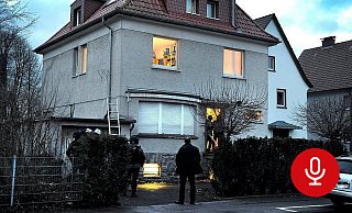 Das SEK steht nach dem Doppelmord in Quedlinburg vor dem Schildescher Wohnhaus des Doppelmörders. - Barbara Franke Das SEK steht nach dem Doppelmord in Quedlinburg vor dem Schildescher Wohnhaus des Doppelmörders. - Barbara Franke