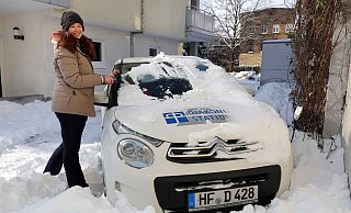 Die Leiterin der Herforder Diakoniestation I, Jasmin Genat, bewundert, wie sich ihre Mitarbeiterinnen und Mitarbeiter durch den Schnee kämpfen. - Frank-Michael Kiel-Steinkamp Die Leiterin der Herforder Diakoniestation I, Jasmin Genat, bewundert, wie sich ihre Mitarbeiterinnen und Mitarbeiter durch den Schnee kämpfen. - Frank-Michael Kiel-Steinkamp
