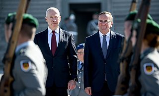 Verteidigungsminister Boris Pistorius und sein israelischer Amtskollege Joav Galant (l) haben eine Raketenabwehr-Vereinbarung unterzeichnet. - Britta Pedersen/dpa Verteidigungsminister Boris Pistorius und sein israelischer Amtskollege Joav Galant (l) haben eine Raketenabwehr-Vereinbarung unterzeichnet. - Britta Pedersen/dpa