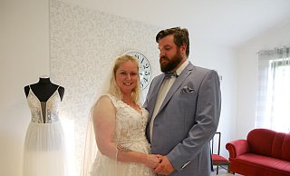 Traumkleid gefunden! Nicole Müller und Dennis Sand haben dank Claudia Rohlfing kurz vor dem Hochzeitstermin eine neue Ausstattung bekommen. Das ursprüngliche Kleid wurde in der Flutkatastrophe zerstört. - Sonja Vollmer Traumkleid gefunden! Nicole Müller und Dennis Sand haben dank Claudia Rohlfing kurz vor dem Hochzeitstermin eine neue Ausstattung bekommen. Das ursprüngliche Kleid wurde in der Flutkatastrophe zerstört. - Sonja Vollmer