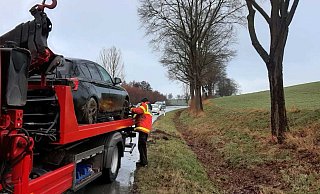 Für die Rettungsarbeiten und die Unfallaufnahme wurde die B 252 zeitweise voll gesperrt. - Dieter Scholz Für die Rettungsarbeiten und die Unfallaufnahme wurde die B 252 zeitweise voll gesperrt. - Dieter Scholz