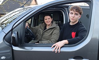 Kerstin Schulz-Höfel und ihr Sohn Sam (16) sind oft gemeinsam unterwegs. Jetzt wollen sie einen besonderen Party-Shuttle für Jugendliche ins Leben rufen. - Shannon-Lee Bendig Kerstin Schulz-Höfel und ihr Sohn Sam (16) sind oft gemeinsam unterwegs. Jetzt wollen sie einen besonderen Party-Shuttle für Jugendliche ins Leben rufen. - Shannon-Lee Bendig