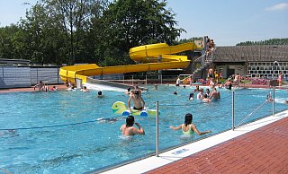 Im Mai soll die Saison im Freibad Rödinghausen starten. Ob die Besucher dann zu den regulären Öffnungszeiten vorbeikommen können, ist noch nicht ganz klar.?Foto: Gemeinde Rödinghausen (Archivfoto) - Gemeinde Rödinghausen (Archivfoto) Im Mai soll die Saison im Freibad Rödinghausen starten. Ob die Besucher dann zu den regulären Öffnungszeiten vorbeikommen können, ist noch nicht ganz klar.?Foto: Gemeinde Rödinghausen (Archivfoto) - Gemeinde Rödinghausen (Archivfoto)