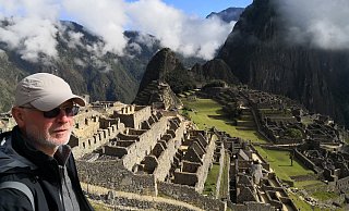 Sammelte bleibende Eindrücke in Südamerika: Bernard Jarczak in Machu Picchu, oben eingeklinkt im Theesener Dress. - Privat Sammelte bleibende Eindrücke in Südamerika: Bernard Jarczak in Machu Picchu, oben eingeklinkt im Theesener Dress. - Privat
