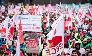 In Duisburg kamen laut IG Metall rund 10.000 Menschen zu der Kundgebung vor dem Stahlwerk von Thyssenkrupp. - Fabian Strauch/dpa In Duisburg kamen laut IG Metall rund 10.000 Menschen zu der Kundgebung vor dem Stahlwerk von Thyssenkrupp. - Fabian Strauch/dpa