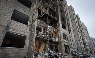 Ein Wohnhaus in Kiew, das bei einem russischen Angriff schwer beschädigt wurde. - Efrem Lukatsky/AP/dpa Ein Wohnhaus in Kiew, das bei einem russischen Angriff schwer beschädigt wurde. - Efrem Lukatsky/AP/dpa
