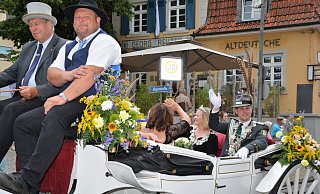 Königspaar und Bierkönigspaar der Jahre 2019 bis 2022 fahren in Kutsche durch die Stadt, der Thron folgt in Cariolets. - Karin Prignitz Königspaar und Bierkönigspaar der Jahre 2019 bis 2022 fahren in Kutsche durch die Stadt, der Thron folgt in Cariolets. - Karin Prignitz