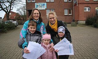 Florian (8, v. l.), Franziska Bugge, Zoe (6), Verena Steinmann und Titus (8) halten die ausgefüllten Unterschriftenlisten in der Hand. - Anthea Moschner Florian (8, v. l.), Franziska Bugge, Zoe (6), Verena Steinmann und Titus (8) halten die ausgefüllten Unterschriftenlisten in der Hand. - Anthea Moschner