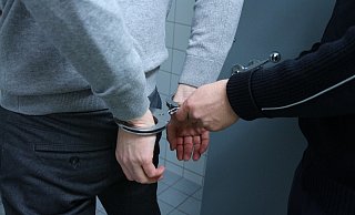 Der Mann leistet starken Widerstand und verletzt dabei sogar Polizei-Beamte leicht. - pixabay (Symbolbild) Der Mann leistet starken Widerstand und verletzt dabei sogar Polizei-Beamte leicht. - pixabay (Symbolbild)
