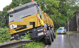 Bei der Unterführung in der Ostheimer Straße kam es zu einem Zusammenstoß zwischen LKW und Treckergespann. - Helga Krooß Bei der Unterführung in der Ostheimer Straße kam es zu einem Zusammenstoß zwischen LKW und Treckergespann. - Helga Krooß
