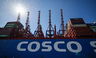 Der chinesische Staatskonzern Cosco darf 24,99 Prozent am Terminal Tollerort im Hamburger Hafen erwerben. - Christian Charisius/dpa Der chinesische Staatskonzern Cosco darf 24,99 Prozent am Terminal Tollerort im Hamburger Hafen erwerben. - Christian Charisius/dpa