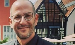 Der aufmerksame Zeuge Ralf Berning entdeckte die brennende Mülltonne auf der Detmolder Straße. - NW Der aufmerksame Zeuge Ralf Berning entdeckte die brennende Mülltonne auf der Detmolder Straße. - NW