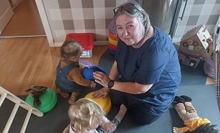 Mittags wird geschlafen, danach wird weiter gespielt: Andrea Krull (54) bietet in Bühne eine Kindertagespflege an. - Dieter Scholz Mittags wird geschlafen, danach wird weiter gespielt: Andrea Krull (54) bietet in Bühne eine Kindertagespflege an. - Dieter Scholz
