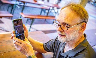 Auf seinem Handy kann Fred Gehring live beobachten, was in der Nisthilfe unter seinem Dachgiebel passiert. - Mike-Dennis Müller Auf seinem Handy kann Fred Gehring live beobachten, was in der Nisthilfe unter seinem Dachgiebel passiert. - Mike-Dennis Müller