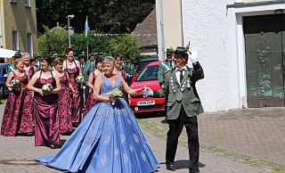 Beim großen Fest des Heimatschutzvereins Himmighausen stand das Königspaar Margit und Peter Süper im Mittelpunkt - Fynn Müller Beim großen Fest des Heimatschutzvereins Himmighausen stand das Königspaar Margit und Peter Süper im Mittelpunkt - Fynn Müller