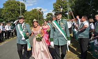 Viele Gastvereine und Ehrengäste begleiten den großen Festmarsch. - Karin Prignitz Viele Gastvereine und Ehrengäste begleiten den großen Festmarsch. - Karin Prignitz