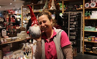 Filialleiterin Claudia Heider (51) zeigt den Last-Minute-Artikel, der bei Nanu-Nana ein Kassenschlager ist: Der norwegische Wichtel. - Claus Frickemeier Filialleiterin Claudia Heider (51) zeigt den Last-Minute-Artikel, der bei Nanu-Nana ein Kassenschlager ist: Der norwegische Wichtel. - Claus Frickemeier
