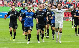 Die SCP-Spieler (v. l.) Marcel Hoffmeier, David Kinsombi, Florent Muslija, Mattes Hansen, Filip Bilbija, Adriano Grimaldi, Niclas Nadj und Jannik Huth laufen nach dem Schlusspfiff jubelnd Richtung Paderborner Fankurve. - Imago Images Die SCP-Spieler (v. l.) Marcel Hoffmeier, David Kinsombi, Florent Muslija, Mattes Hansen, Filip Bilbija, Adriano Grimaldi, Niclas Nadj und Jannik Huth laufen nach dem Schlusspfiff jubelnd Richtung Paderborner Fankurve. - Imago Images