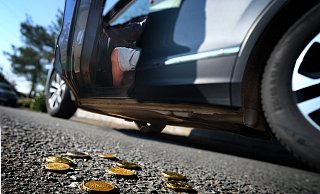 Die Betrüger hatten den Gütersloh zunächst auf Geld neben seinem Auto aufmerksam gemacht - wenig später fehlt eine Aktentasche. - Andreas Frücht Die Betrüger hatten den Gütersloh zunächst auf Geld neben seinem Auto aufmerksam gemacht - wenig später fehlt eine Aktentasche. - Andreas Frücht