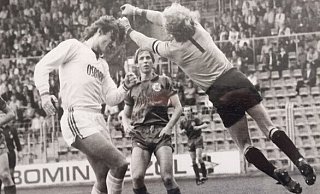 Flugeinlage: BSV-Torhüter Rolf Bockermann rettet vor einem Angreifer des VfL Bochum. Peter Kitzmann (Mitte) beobachtet die Szene aus dem DFB-Pokalspiel im Bochumer Ruhrstadion. - privat Flugeinlage: BSV-Torhüter Rolf Bockermann rettet vor einem Angreifer des VfL Bochum. Peter Kitzmann (Mitte) beobachtet die Szene aus dem DFB-Pokalspiel im Bochumer Ruhrstadion. - privat