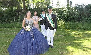 Das Königspaar Anna-Lena Staba und Julian Bartels begeisterte beim Umzug in Weiberg. - Johannes Büttner Das Königspaar Anna-Lena Staba und Julian Bartels begeisterte beim Umzug in Weiberg. - Johannes Büttner
