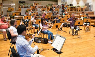 Die Nordwestdeutsche Philharmonie probt und spielt coronabedingt mit großem Abstand zwischen den Musikern. Durch die Vereinbarung ist die NWD bis 2026 finanziell abgesichert. Die Diskussion um die zukünftige Spielstätte ist allerdings vertagt. - Ralf Bittner Die Nordwestdeutsche Philharmonie probt und spielt coronabedingt mit großem Abstand zwischen den Musikern. Durch die Vereinbarung ist die NWD bis 2026 finanziell abgesichert. Die Diskussion um die zukünftige Spielstätte ist allerdings vertagt. - Ralf Bittner
