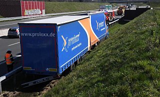 Der rechte Fahrstreifen der A33 in Richtung Brilon blieb für mehrere Stunden gesperrt. - Andreas Eickhoff Der rechte Fahrstreifen der A33 in Richtung Brilon blieb für mehrere Stunden gesperrt. - Andreas Eickhoff