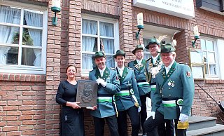 Da war die Welt noch in Ordnung: 2019 brachte die Klumpsack-Kompanie ihr Vereinsschild am neuen Vereinslokal an. Das Foto zeigt Vereinswirtin Jasmina Pluta, Frank Täubert (Hauptmann), Marius Peters (Oberleutnant), Oliver Bauer (1. Schriftführer), Nico Lücke (Leutnant zBV) und Reinhold Romswinkel (1. Kassierer). - M. Romswinkel Da war die Welt noch in Ordnung: 2019 brachte die Klumpsack-Kompanie ihr Vereinsschild am neuen Vereinslokal an. Das Foto zeigt Vereinswirtin Jasmina Pluta, Frank Täubert (Hauptmann), Marius Peters (Oberleutnant), Oliver Bauer (1. Schriftführer), Nico Lücke (Leutnant zBV) und Reinhold Romswinkel (1. Kassierer). - M. Romswinkel