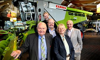 Ehrengast: Helmut Claas (v.l), Patrick Claas, Volker Claas, sowie Reinhold Claas stellen „Edelfan“ Susan Morgan den aktuell modernsten Lexion vor. - Andreas Fruecht Ehrengast: Helmut Claas (v.l), Patrick Claas, Volker Claas, sowie Reinhold Claas stellen „Edelfan“ Susan Morgan den aktuell modernsten Lexion vor. - Andreas Fruecht