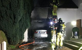 Die Paderborner Feuerwehr bei den Löscharbeiten. - Feuerwehr Paderborn Die Paderborner Feuerwehr bei den Löscharbeiten. - Feuerwehr Paderborn