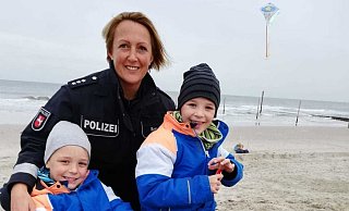 Die Nähe zu den Bürgern ist das, was Polizistin Anke Schlake auf der kleinen Nordseeinsel Wangerooge besonders gut gefällt. - Bildrechte: Anke Schlake Die Nähe zu den Bürgern ist das, was Polizistin Anke Schlake auf der kleinen Nordseeinsel Wangerooge besonders gut gefällt. - Bildrechte: Anke Schlake