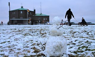 Besucher ziehen den Schlitten durch den Schneematsch. Doch am Sonntag sollte mehr Schnee fallen - auch in anderen Hochlagen. Gegen Mittag fielen auch Flocken in Höxter. - David Schellenberg Besucher ziehen den Schlitten durch den Schneematsch. Doch am Sonntag sollte mehr Schnee fallen - auch in anderen Hochlagen. Gegen Mittag fielen auch Flocken in Höxter. - David Schellenberg
