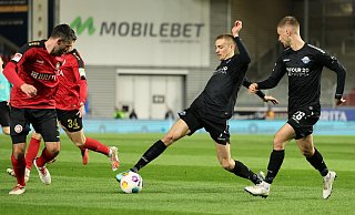 Die SCP-Akteure Filip Bilbija und Sebastian Klaas (r.), hier in der vergangenen Saison beim Gastspiel in Wiesbaden, drohen am Freitag gegen Hannover auszufallen. - dpa Die SCP-Akteure Filip Bilbija und Sebastian Klaas (r.), hier in der vergangenen Saison beim Gastspiel in Wiesbaden, drohen am Freitag gegen Hannover auszufallen. - dpa