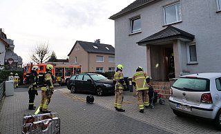 Einsatzkräfte der Paderborner Feuerwehr belüften die Küche der Erdgeschosswohnung in der Klöcknerstraße. - Ralph Meyer Einsatzkräfte der Paderborner Feuerwehr belüften die Küche der Erdgeschosswohnung in der Klöcknerstraße. - Ralph Meyer