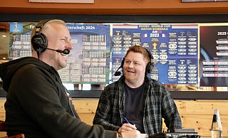 Georg Heeren (l.), Vorsitzende des SV Häger, bei der Aufzeichnung von "Let's meet – der Kneipenpodcast". Gastgeber Max Meis spricht mit ihm im südafrikanischen Restaurant "Howzit". - Peter Unger Georg Heeren (l.), Vorsitzende des SV Häger, bei der Aufzeichnung von "Let's meet – der Kneipenpodcast". Gastgeber Max Meis spricht mit ihm im südafrikanischen Restaurant "Howzit". - Peter Unger