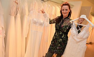 Petra Starp zeigt eine kleine Auswahl von Hochzeitskleidern. Während die Türen geschlossen bleiben mussten, sind die Abteilungen auf der großen Ladenfläche neu strukturiert worden. - Karin Prignitz Petra Starp zeigt eine kleine Auswahl von Hochzeitskleidern. Während die Türen geschlossen bleiben mussten, sind die Abteilungen auf der großen Ladenfläche neu strukturiert worden. - Karin Prignitz