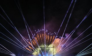 Spektakulär ist die Kombination aus klassischem Feuerwerk und moderner Lasershow, die die Parklichterbesucher 18 Minuten lang zum Staunen bringt. - Thorsten Ulonska Spektakulär ist die Kombination aus klassischem Feuerwerk und moderner Lasershow, die die Parklichterbesucher 18 Minuten lang zum Staunen bringt. - Thorsten Ulonska