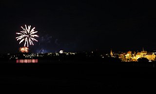 Das Abschlussfeuerwerk über der Stadtansicht von Warburg: Die berühmte Südansicht war dafür am Sonntagabend angestrahlt und das Licht am Riesenrad für einige Minuten ausgestellt worden. - Simone Flörke Das Abschlussfeuerwerk über der Stadtansicht von Warburg: Die berühmte Südansicht war dafür am Sonntagabend angestrahlt und das Licht am Riesenrad für einige Minuten ausgestellt worden. - Simone Flörke