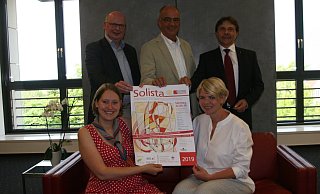 Christina Teske (vorne, v. l.) und Judith Steinhauer sowie Heinz-Hermann Grube (hinten, v. l.), Joachim Timmermann und Jürgen Vieker freuen sich auf "Solista" im September. - Judith Gladow Christina Teske (vorne, v. l.) und Judith Steinhauer sowie Heinz-Hermann Grube (hinten, v. l.), Joachim Timmermann und Jürgen Vieker freuen sich auf "Solista" im September. - Judith Gladow