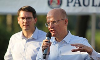 CDU-Fraktionsvorsitzender Ralph Brinkhaus spricht an der Weserhütte. Im Hintergrund: Bundestagskandidat Joachim Ebmeyer, sein stellvertretender Büroleiter. - Ulf Hanke CDU-Fraktionsvorsitzender Ralph Brinkhaus spricht an der Weserhütte. Im Hintergrund: Bundestagskandidat Joachim Ebmeyer, sein stellvertretender Büroleiter. - Ulf Hanke
