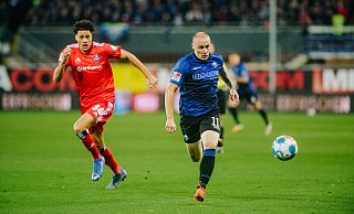 Der zuletzt gelbgesperrte Stürmer Sven Michel (r.), hier im Heimspiel gegen den HSV, wird gegen Darmstadt in die Paderborner Startelf zurückkehren. - Besim Mazhiqi Der zuletzt gelbgesperrte Stürmer Sven Michel (r.), hier im Heimspiel gegen den HSV, wird gegen Darmstadt in die Paderborner Startelf zurückkehren. - Besim Mazhiqi