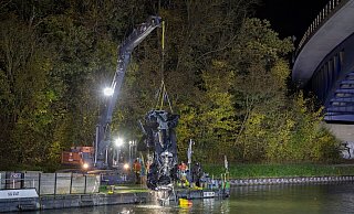In diesem aus dem Mittellandkanal geborgenen Autowrack fanden Ermittler Einbruchswerkszeug. (Archivbild) - Stefan Sobotta/dpa In diesem aus dem Mittellandkanal geborgenen Autowrack fanden Ermittler Einbruchswerkszeug. (Archivbild) - Stefan Sobotta/dpa